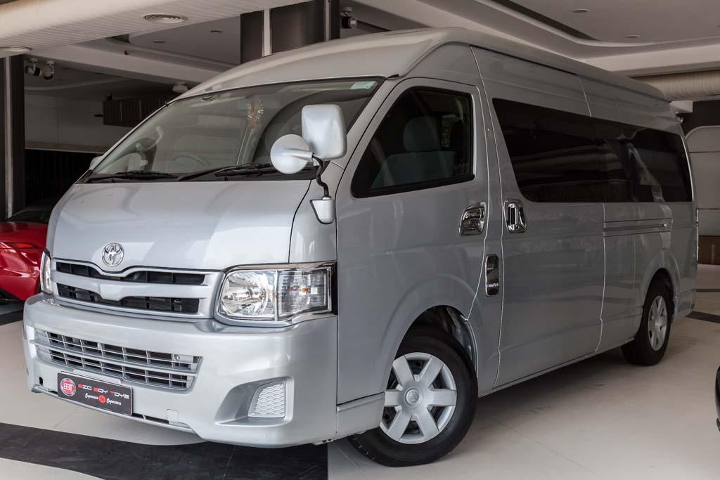 Toyota Hiace Commuter front left side view