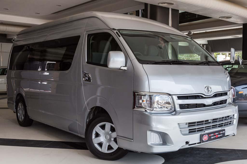 Toyota Hiace Commuter front right side view