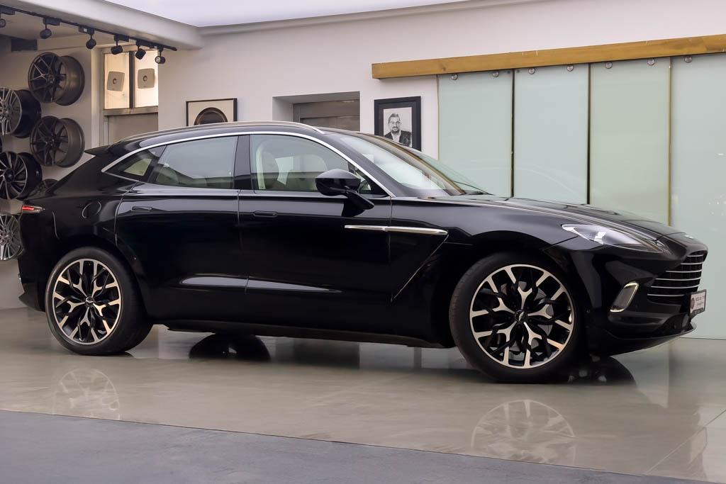 ASTON MARTIN DBX