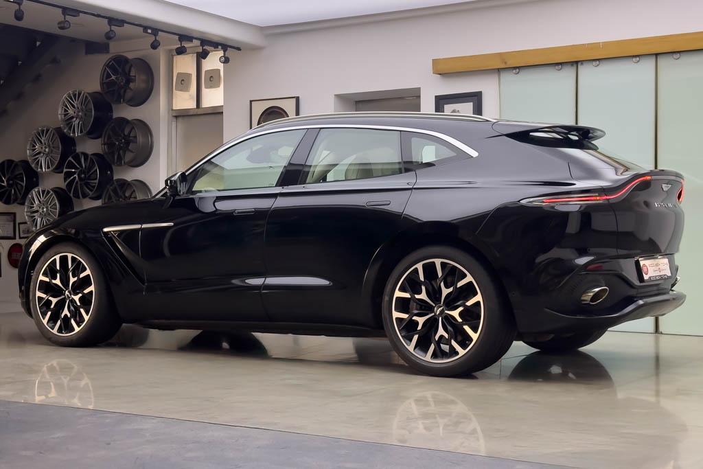 ASTON MARTIN DBX