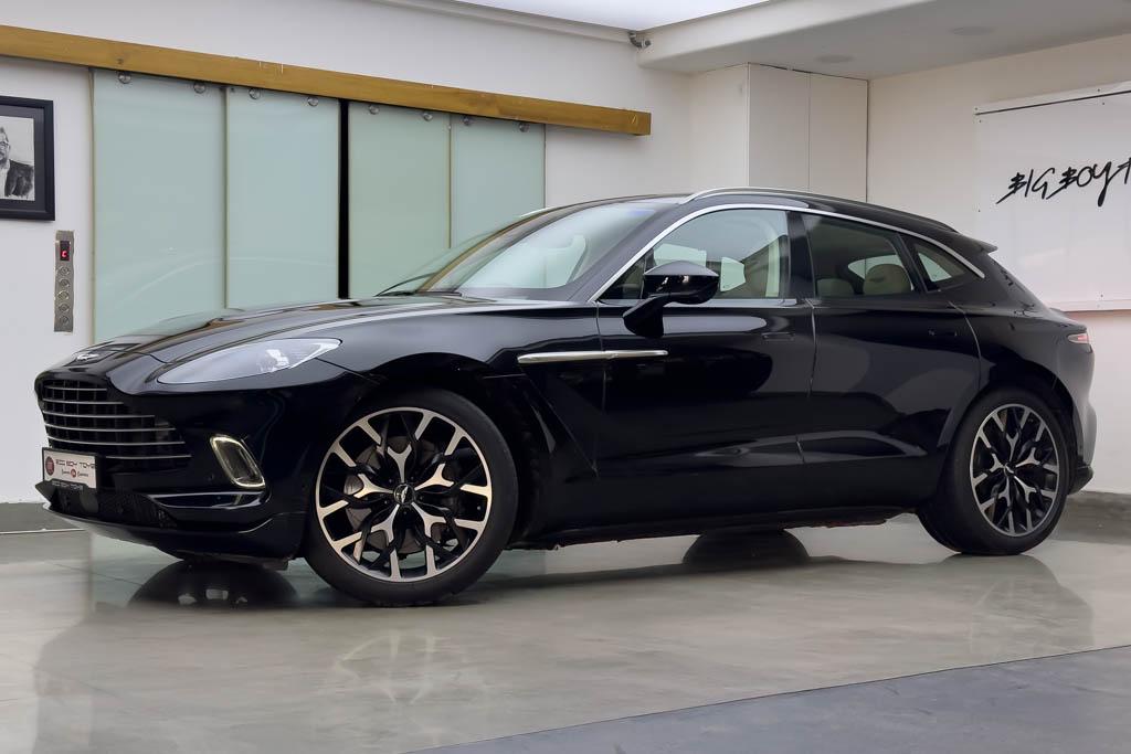 ASTON MARTIN DBX