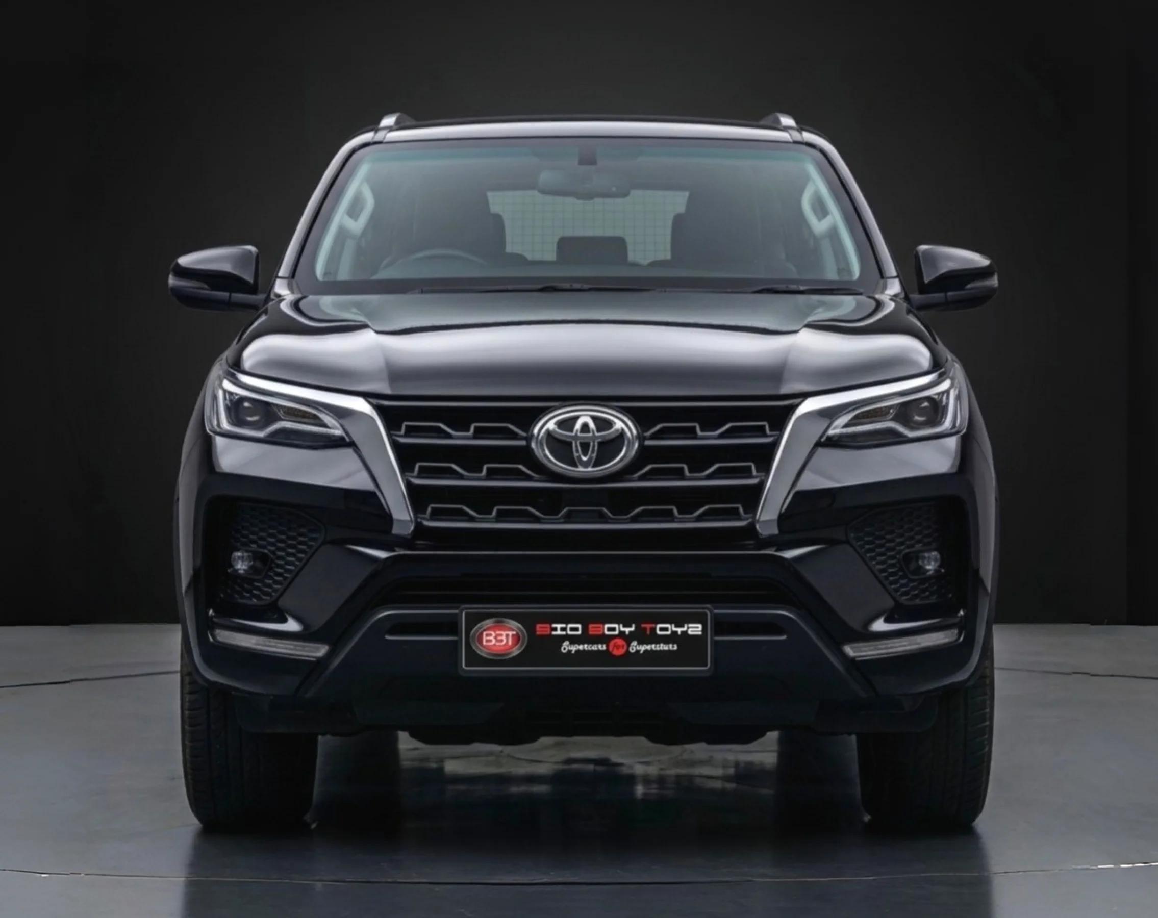 Toyota Fortuner - image 1